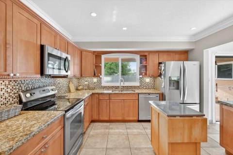 House in Pembroke Pines, Florida 4 bedrooms, 204.38 sq.m. № 2001492 - photo 9