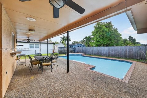 House in Pembroke Pines, Florida 4 bedrooms, 204.38 sq.m. № 2001492 - photo 26