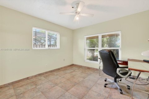 House in Pembroke Pines, Florida 4 bedrooms, 204.38 sq.m. № 2001492 - photo 21