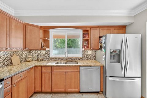 House in Pembroke Pines, Florida 4 bedrooms, 204.38 sq.m. № 2001492 - photo 11