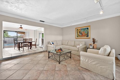 House in Pembroke Pines, Florida 4 bedrooms, 204.38 sq.m. № 2001492 - photo 5