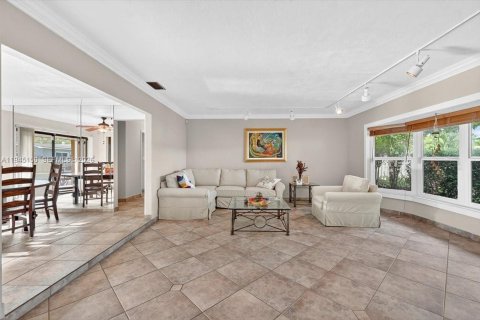 House in Pembroke Pines, Florida 4 bedrooms, 204.38 sq.m. № 2001492 - photo 4