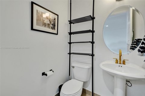 Casa en venta en Miami, Florida, 3 dormitorios, 179.86 m2 № 1699559 - foto 9