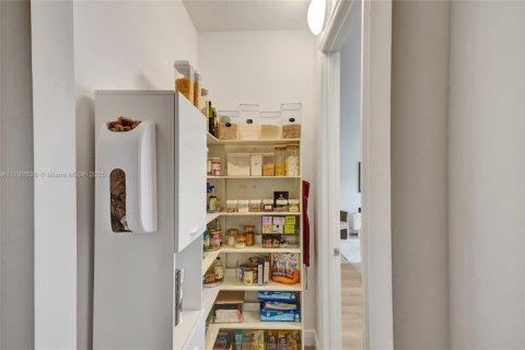 Casa en venta en Miami, Florida, 3 dormitorios, 179.86 m2 № 1699559 - foto 6