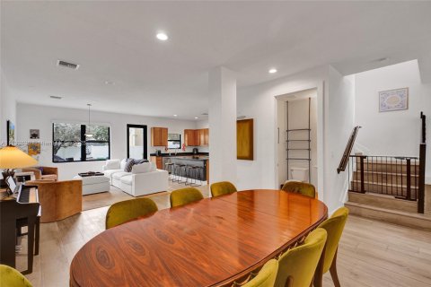 Casa en venta en Miami, Florida, 3 dormitorios, 179.86 m2 № 1699559 - foto 1
