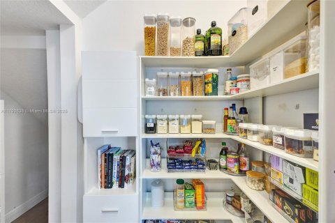 Casa en venta en Miami, Florida, 3 dormitorios, 179.86 m2 № 1699559 - foto 7