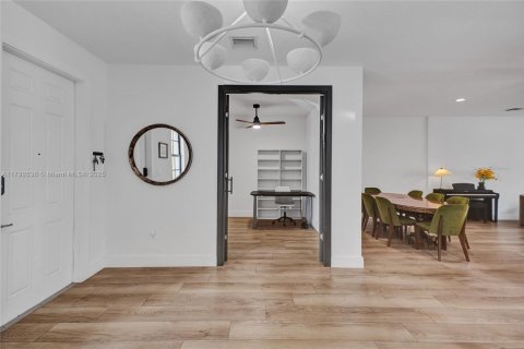 Casa en venta en Miami, Florida, 3 dormitorios, 179.86 m2 № 1699559 - foto 23