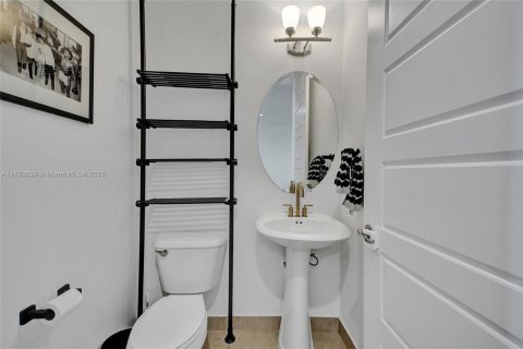 Casa en venta en Miami, Florida, 3 dormitorios, 179.86 m2 № 1699559 - foto 8