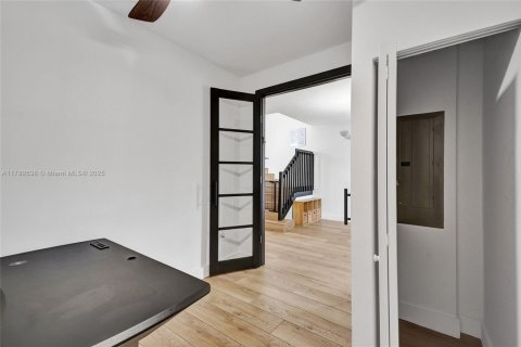 Casa en venta en Miami, Florida, 3 dormitorios, 179.86 m2 № 1699559 - foto 25