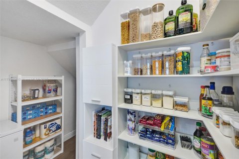 Casa en venta en Miami, Florida, 3 dormitorios, 179.86 m2 № 1699559 - foto 5