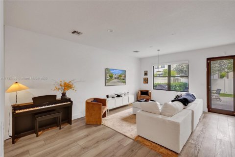 Casa en venta en Miami, Florida, 3 dormitorios, 179.86 m2 № 1699559 - foto 2