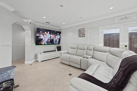 House in Miami, Florida 3 bedrooms, 146.97 sq.m. № 2281391 - photo 4