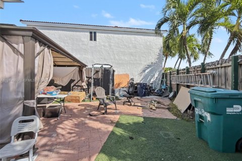 House in Miami, Florida 3 bedrooms, 146.97 sq.m. № 2281391 - photo 30