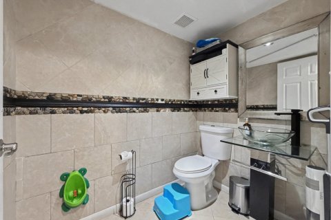 House in Miami, Florida 3 bedrooms, 146.97 sq.m. № 2281391 - photo 13