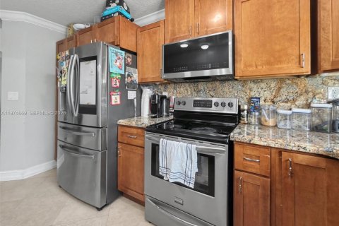 House in Miami, Florida 3 bedrooms, 146.97 sq.m. № 2281391 - photo 10