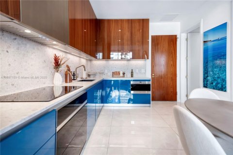 Condominio en alquiler en Miami, Florida, 2 dormitorios, 82.31 m2 № 1950127 - foto 4