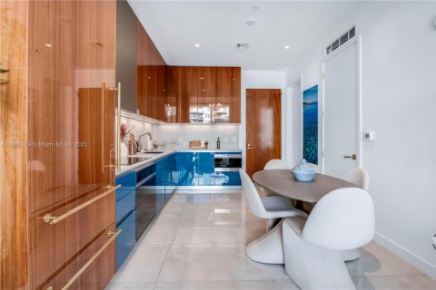 Condominio en alquiler en Miami, Florida, 2 dormitorios, 82.31 m2 № 1950127 - foto 3