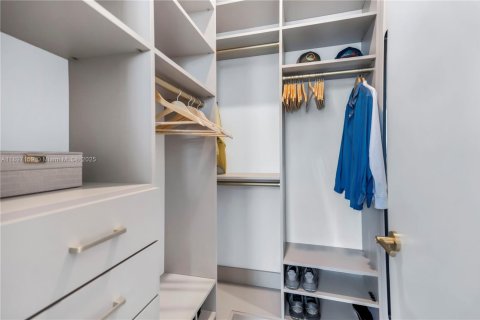 Condominio en alquiler en Miami, Florida, 2 dormitorios, 82.31 m2 № 1950127 - foto 18