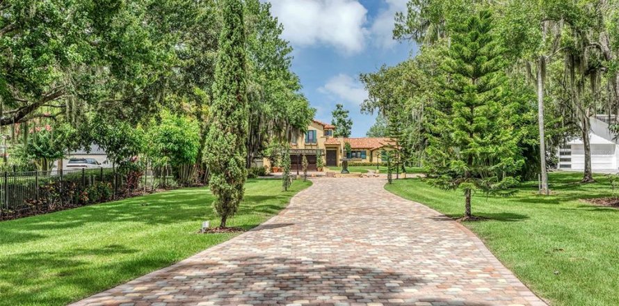 House in Orlando, Florida 5 bedrooms, 347.18 sq.m. № 1851324