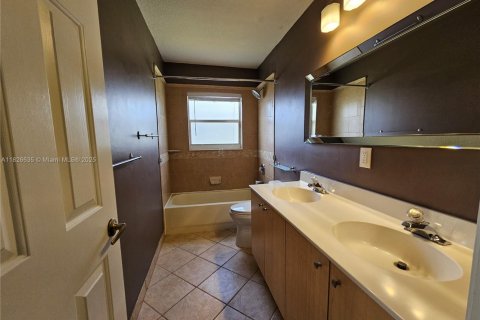 Casa en alquiler en Pembroke Pines, Florida, 4 dormitorios, 233.18 m2 № 1888715 - foto 16