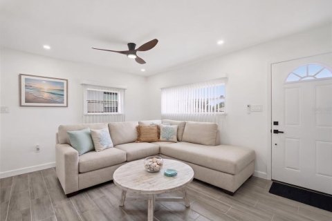 Casa en venta en Saint Petersburg, Florida, 4 dormitorios, 105.35 m2 № 2383565 - foto 3