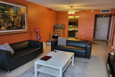 Condominio en venta en Pembroke Pines, Florida, 1 dormitorio, 70.61 m2 № 2252403 - foto 3