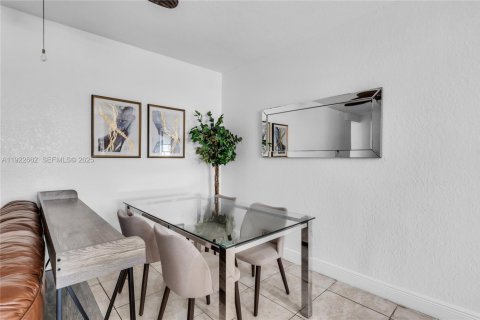 Casa en alquiler en Miami, Florida, 2 dormitorios, 278.99 m2 № 1976495 - foto 5