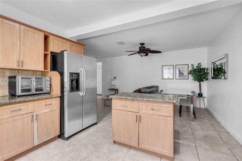 Casa en alquiler en Miami, Florida, 2 dormitorios, 278.99 m2 № 1976495 - foto 9