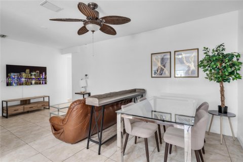 Casa en alquiler en Miami, Florida, 2 dormitorios, 278.99 m2 № 1976495 - foto 6