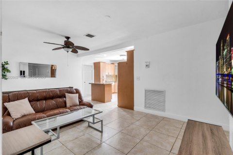 Casa en alquiler en Miami, Florida, 2 dormitorios, 278.99 m2 № 1976495 - foto 4