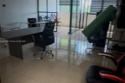 Propiedad comercial en venta en Coral Gables, Florida № 1770429 - foto 2