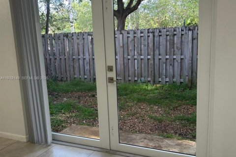 Снять в аренду таунхаус в Хомстед, Флорида 2 спальни, 97.18м2, № 1990608 - фото 8