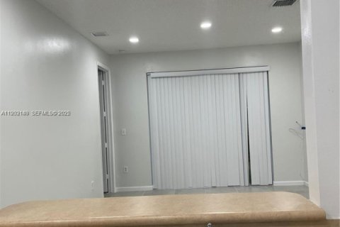 Снять в аренду таунхаус в Хомстед, Флорида 2 спальни, 97.18м2, № 1990608 - фото 6