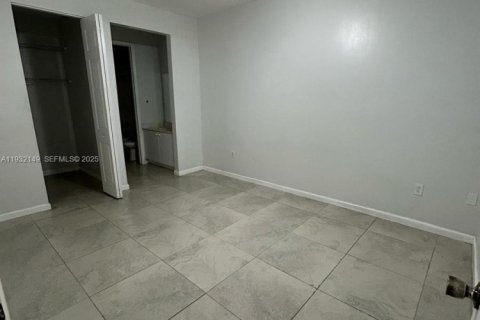 Снять в аренду таунхаус в Хомстед, Флорида 2 спальни, 97.18м2, № 1990608 - фото 10