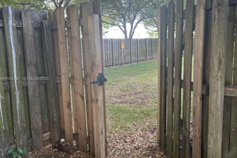 Снять в аренду таунхаус в Хомстед, Флорида 2 спальни, 97.18м2, № 1990608 - фото 21