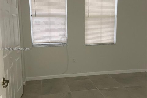 Снять в аренду таунхаус в Хомстед, Флорида 2 спальни, 97.18м2, № 1990608 - фото 16