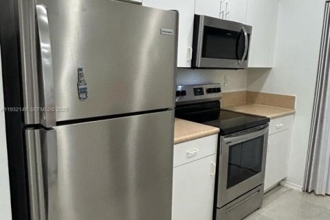 Снять в аренду таунхаус в Хомстед, Флорида 2 спальни, 97.18м2, № 1990608 - фото 4