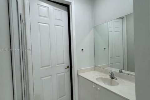 Снять в аренду таунхаус в Хомстед, Флорида 2 спальни, 97.18м2, № 1990608 - фото 13