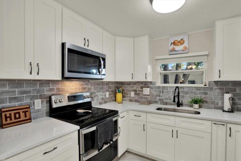House in Clearwater, Florida 2 bedrooms, 86.4 sq.m. № 2310575 - photo 3
