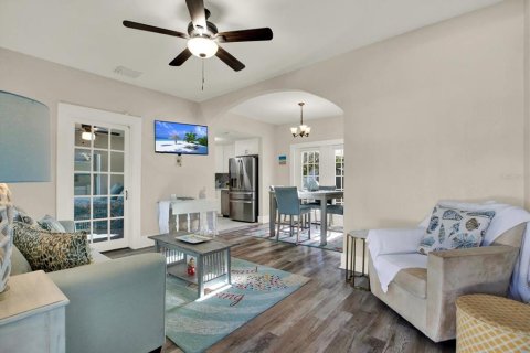House in Clearwater, Florida 2 bedrooms, 86.4 sq.m. № 2310575 - photo 2