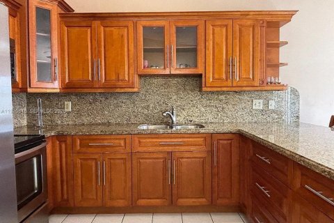 House in Miami, Florida 3 bedrooms, 141.77 sq.m. № 2031323 - photo 11