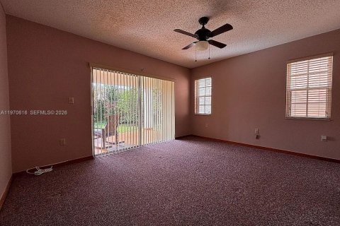 House in Miami, Florida 3 bedrooms, 141.77 sq.m. № 2031323 - photo 16