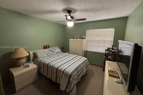 House in Miami, Florida 3 bedrooms, 141.77 sq.m. № 2031323 - photo 25