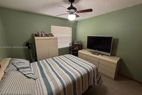 House in Miami, Florida 3 bedrooms, 141.77 sq.m. № 2031323 - photo 26