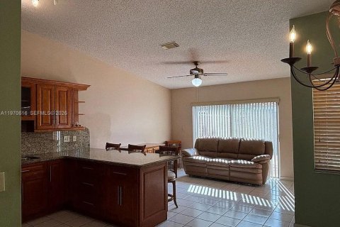 House in Miami, Florida 3 bedrooms, 141.77 sq.m. № 2031323 - photo 12