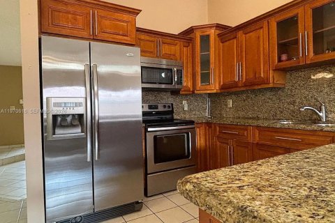 House in Miami, Florida 3 bedrooms, 141.77 sq.m. № 2031323 - photo 8