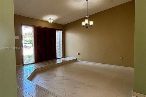 House in Miami, Florida 3 bedrooms, 141.77 sq.m. № 2031323 - photo 4