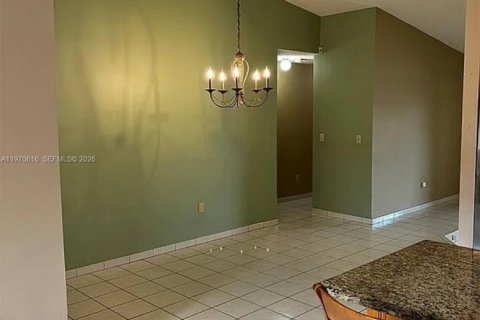 House in Miami, Florida 3 bedrooms, 141.77 sq.m. № 2031323 - photo 6