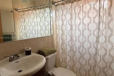 House in Miami, Florida 3 bedrooms, 141.77 sq.m. № 2031323 - photo 27