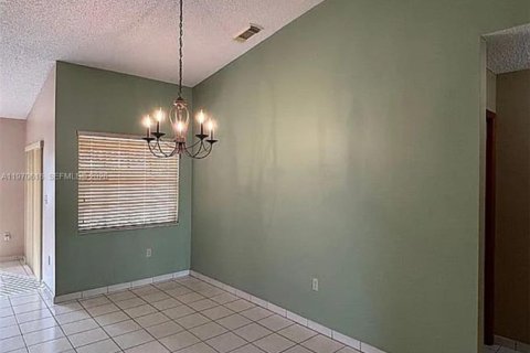 House in Miami, Florida 3 bedrooms, 141.77 sq.m. № 2031323 - photo 5